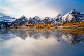 湖光山色水面倒影图片